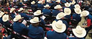 So ein Hut hält die Gedanken beisammen. Texanische Delegierte der Republikanischen Partei am ersten Tag der National Convention in der Quicken Loans Arena in Cleveland, Ohio (Juli 2016).