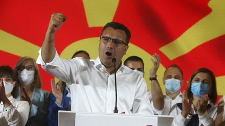 Zoran Zaev, Vorsitzender der Sozialdemokraten (SDSM), erklärt seinen Sieg bei den Parlamentswahlen. 