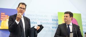 Bundesentwicklungsminister Gerd Mueller (CSU) und Bundesarbeitsminister Hubertus Heil (SPD) auf der Pressekonferenz zum Nationalen Aktionsplan Wirtschaft und Menschenrechte NAP2030 in Berlin.