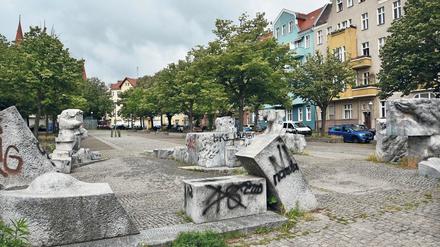 Kunst am Kranoldplatz. Die von der Bevölkerung wenig geliebten Skulpturen des Bildhauer-Symposiums von 1983 zieren in Neukölln die Stirnseite. 