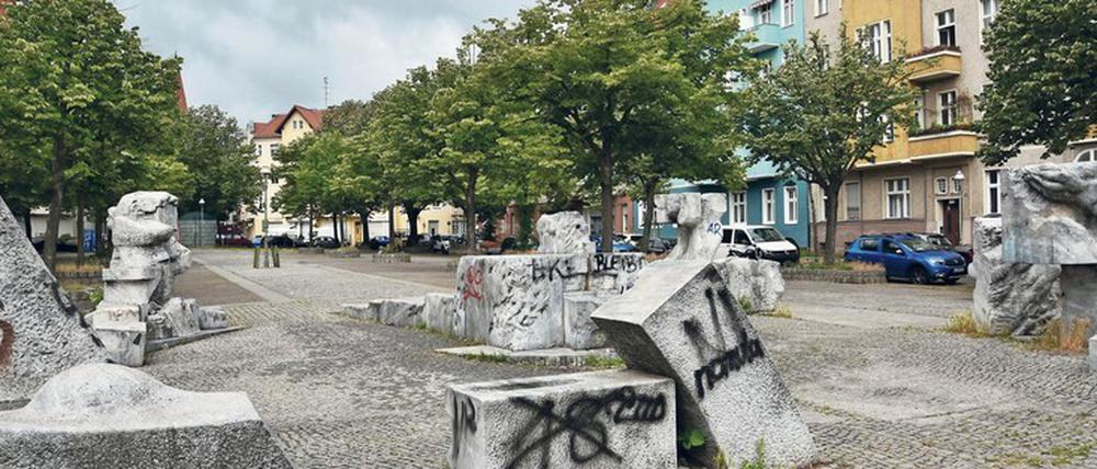 Kunst am Kranoldplatz. Die von der Bevölkerung wenig geliebten Skulpturen des Bildhauer-Symposiums von 1983 zieren in Neukölln die Stirnseite.