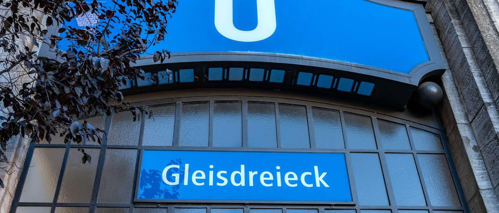 Zum Streit kam es unter dem Bahnübergang an der Luckenwalder Straße – gleich neben dem U-Bahnhof.