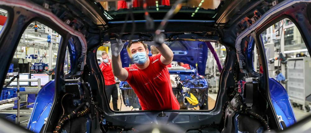 Langsam aber sicher fährt die Produktion wieder hoch. Im Bild ein Monteur in der Leipziger Porsche-Fabrik. 