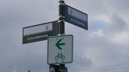 Der Mauerweg ums frühere West-Berlin ist komplett beschildert, aber teils schlecht befahrbar.