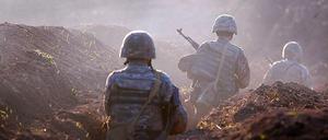 Armenische Soldaten gehen an der Frontlinie in Position.