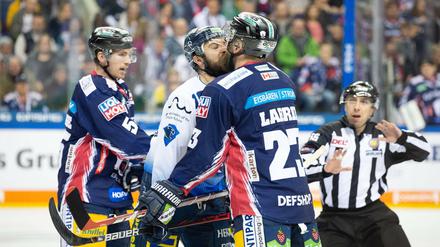 Küsschen: So nah sollen sich die Eishockey-Profis künftig nicht mehr kommen.
