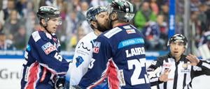 Küsschen: So nah sollen sich die Eishockey-Profis künftig nicht mehr kommen.