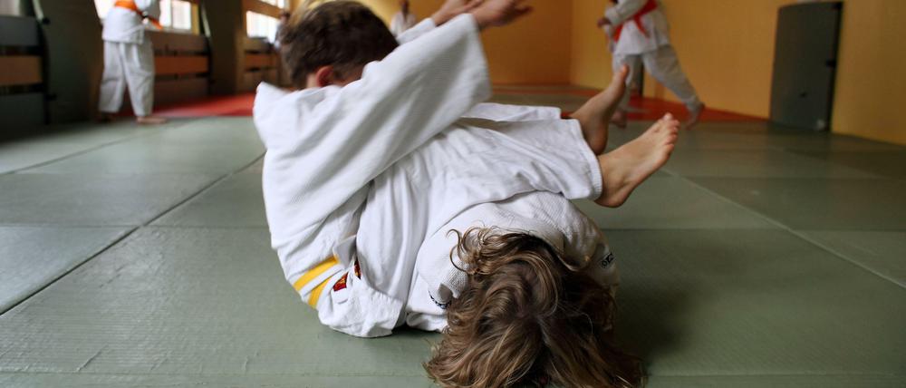 Zwei Kinder beim Judo: Bisher waren solche Kontaktsportarten gar nicht oder nur mit starken Einschränkungen erlaubt. Das soll sich jetzt ändern.