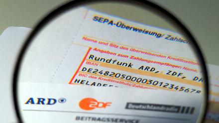 Unter der Lupe zeigen sich ein paar Tricks beim Umgang des Rundfunkbeitrags.