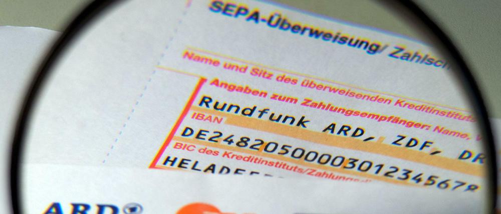 Unter der Lupe zeigen sich ein paar Tricks beim Umgang des Rundfunkbeitrags.
