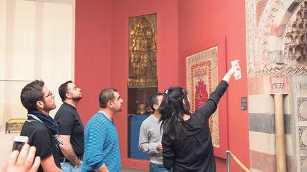 Oft fehlt Aktualität. Beim Projekt „Multaka“ klappt es. Geflüchtete führen seit 2015 durch das Museum für Islamische Kunst.