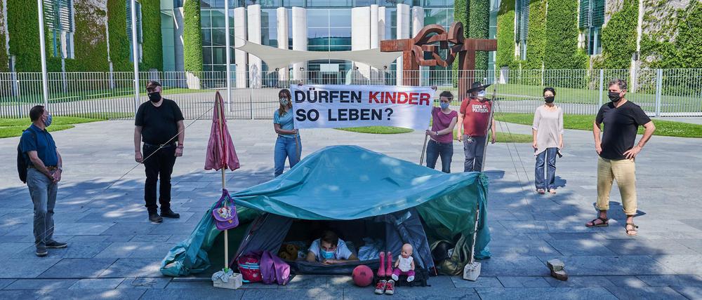 Mahnwache für die Gestrandeten auf der griechischen Insel Moria vor dem Bundeskanzleramt im Juni.