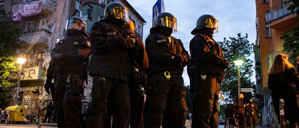Polizisten bei einem Einsatz in der Rigaer Straße.