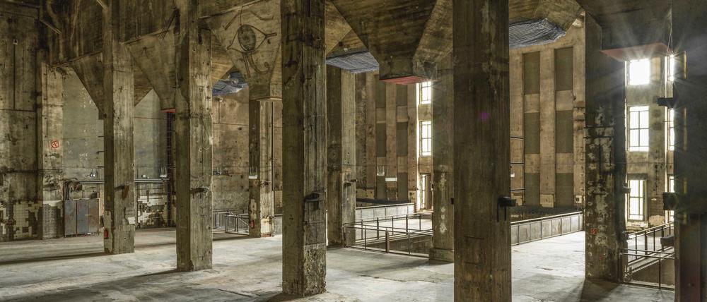 Die Halle des ehemaligen Heizkraftwerks im Berghain ist seit langer Zeit wieder einmal lichtdurchflutet.