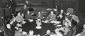  Die Sitzungen in Potsdam waren keine exklusiven Gespräche der Regierungschefs. In 13 Vollsitzungen debattierten Delegationen der USA, der Sowjetunion und Großbritanniens über Reparationen, Demokratisierungskonzepte und Grenzen