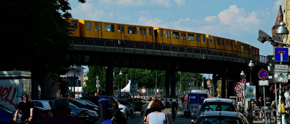 Sie führt quer durch den Wrangelkiez: Blick in die Falckensteinstraße mit reichlich Verkehr.