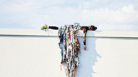Ana Lessing Menjibar, Performerin und UdK-Alumna, im Kostüm ihrer Performance „Perpetual Archive“, entworfen von Eric Winkler.