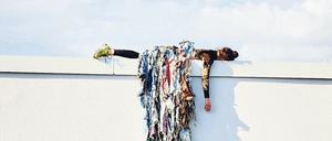 Ana Lessing Menjibar, Performerin und UdK-Alumna, im Kostüm ihrer Performance „Perpetual Archive“, entworfen von Eric Winkler.