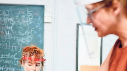 Schauspielstudentin Liv Stapelfeldt (li.) im Unterricht mit Irene Wagner, Professorin für Sprecherziehung.
