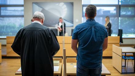 Der angeklagte Polizeischüler (r.) ist zu einer Bewährungsstrafe verurteilt worden.