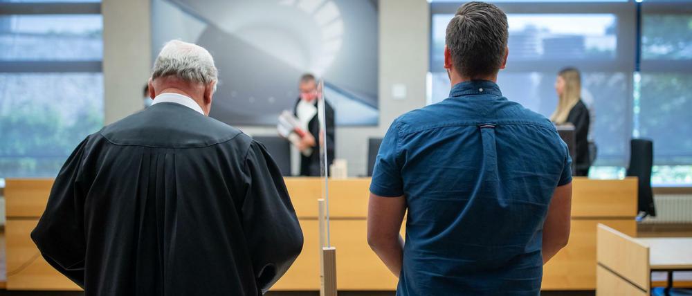 Der angeklagte Polizeischüler (r.) ist zu einer Bewährungsstrafe verurteilt worden.