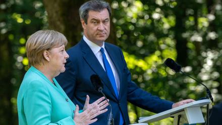 Markus Söder, Ministerpräsident von Bayern, und Bundeskanzlerin Angela Merkel trafen sich im Neuen Schloss auf der Insel Herrenchiemsee.