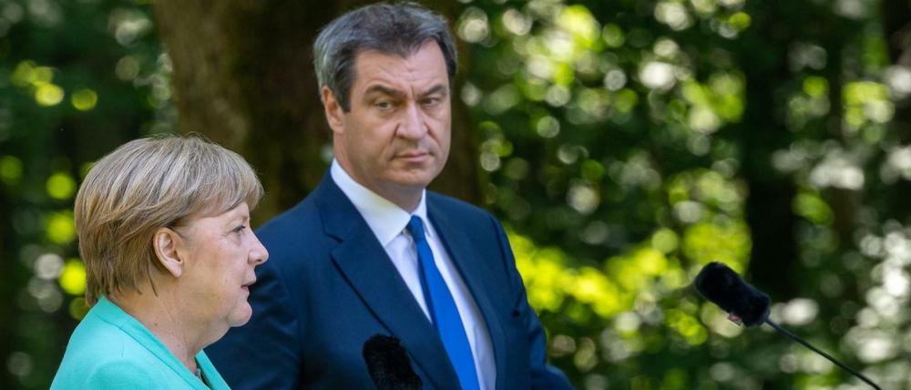 Markus Söder, Ministerpräsident von Bayern, und Bundeskanzlerin Angela Merkel trafen sich im Neuen Schloss auf der Insel Herrenchiemsee.