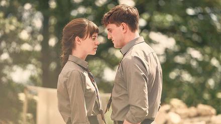 Marianne (Daisy Edgar-Jones) und Connell (Paul Mescal) kommen sich näher.