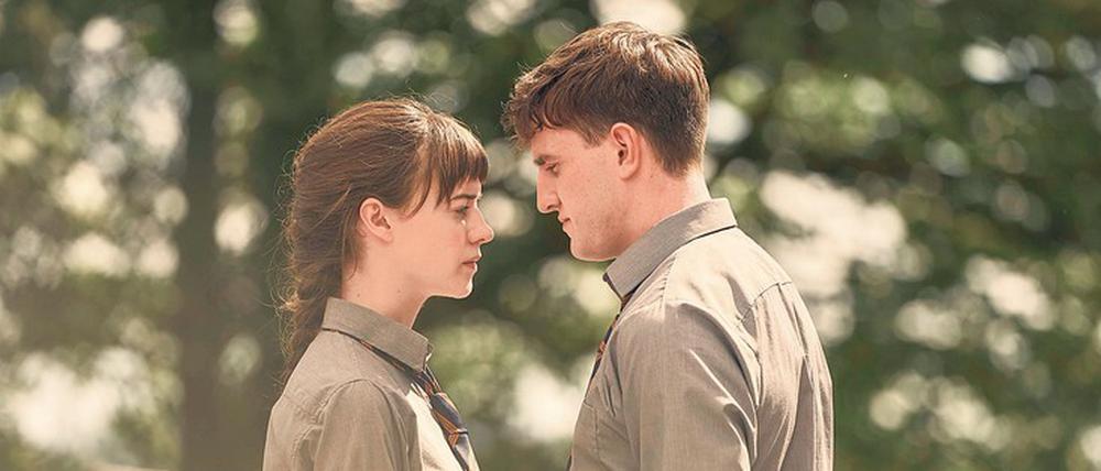 Marianne (Daisy Edgar-Jones) und Connell (Paul Mescal) kommen sich näher.
