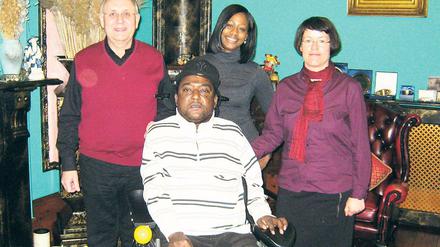 Noel Martin in der Mitte, dahinter: sein Vertrauter Michael Ferguson, Chefpflegerin Kessa und Katrin Nikiforow von der Stiftung Großes Waisenhaus zu Potsdam im Haus von Noel Martin in Birmingham.