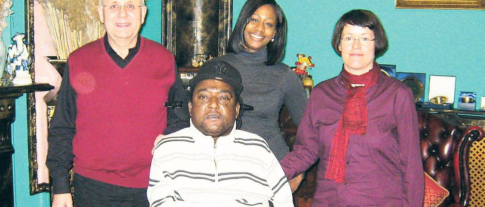 Noel Martin in der Mitte, dahinter: sein Vertrauter Michael Ferguson, Chefpflegerin Kessa und Katrin Nikiforow von der Stiftung Großes Waisenhaus zu Potsdam im Haus von Noel Martin in Birmingham.