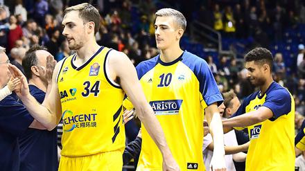 Auf Wiedersehen: Tyler Cavanaugh (vorne) und Kenneth Ogbe (hinten) verlassen Alba Berlin, Tim Schneider bleibt hingegen.