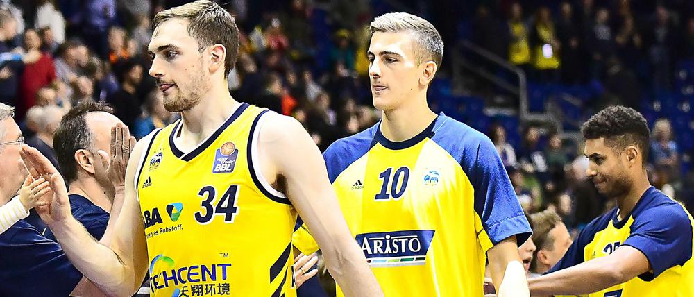 Auf Wiedersehen: Tyler Cavanaugh (vorne) und Kenneth Ogbe (hinten) verlassen Alba Berlin, Tim Schneider bleibt hingegen.