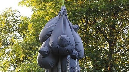 Hoda Tawakols Skulptur "Lure #18" besteht aus Textil, Pailletten, Styropor, Kunststoff, Nähgarn und sieht wie ein Oktopus aus.