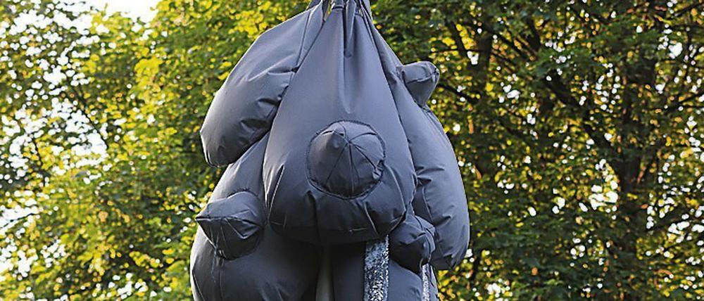 Hoda Tawakols Skulptur "Lure #18" besteht aus Textil, Pailletten, Styropor, Kunststoff, Nähgarn und sieht wie ein Oktopus aus.