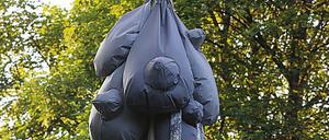 Hoda Tawakols Skulptur "Lure #18" besteht aus Textil, Pailletten, Styropor, Kunststoff, Nähgarn und sieht wie ein Oktopus aus.
