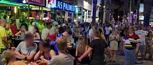 Dichtes gedränge herrscht an der "Bierstraße" in Palma de Mallorca.