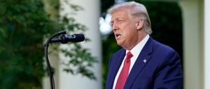 US-Präsident Trump spricht am Dienstag auf einer Pressekonferenz vor dem Weißen Haus. 