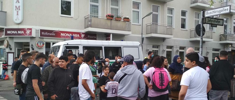 Viele Mieter standen vor ihrem Haus und wussten nicht, wohin sie gehen sollen.