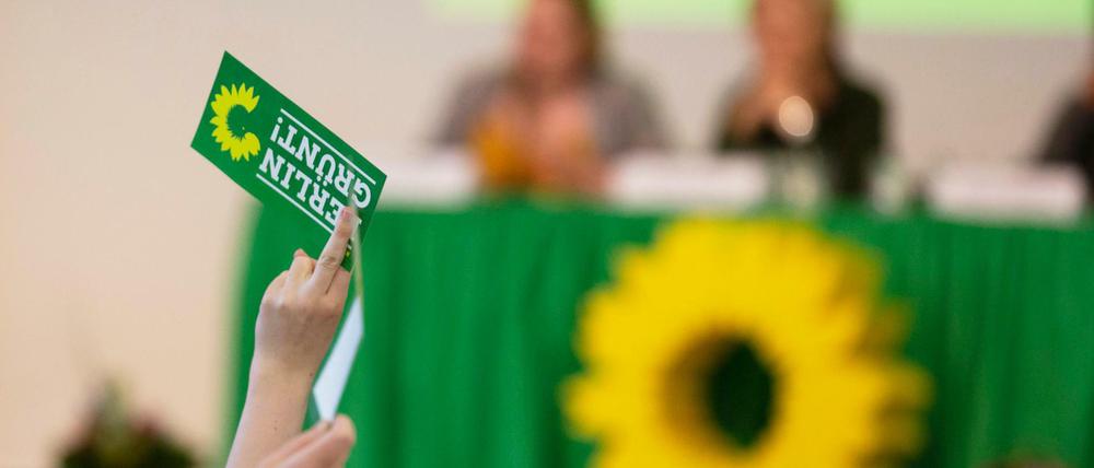 Eine Delegierte hält eine Stimmkarte mit der Aufschrift "Berlin Grünt!" bei der Grünen-Landesdelegiertenkonferenz.