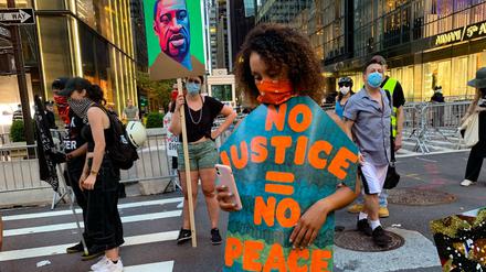 Demonstranten am Wochenende vor dem Trump Tower in New York.
