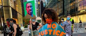 Demonstranten am Wochenende vor dem Trump Tower in New York.