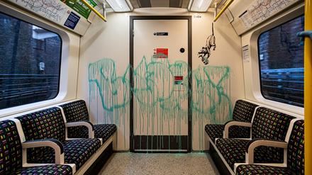 Immer schön desinfizieren, daran erinnert Banksy in der Londoner U-Bahn.