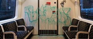 Immer schön desinfizieren, daran erinnert Banksy in der Londoner U-Bahn.