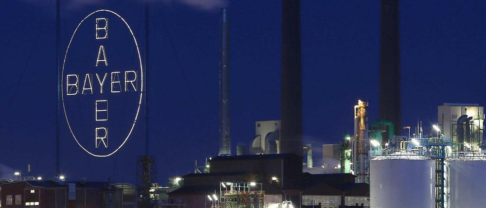 Das Werk der Bayer AG in Leverkusen mit der großen Leuchtreklame.