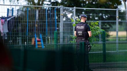 Würden Landkreise abgesperrt werden? In Güterloh wurden die Wohnsiedlungen der Tönnies-Mitarbeiter mit Bauzäunen umstellt.   