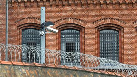 Vergitterte Fenster der Justizvollzugsanstalt (JVA) Plötzensee in Berlin.