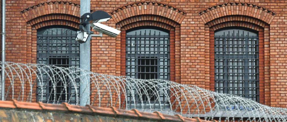 Vergitterte Fenster der Justizvollzugsanstalt (JVA) Plötzensee in Berlin.