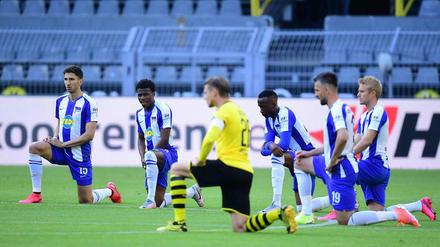 Kniefall für die gute Sache. In der Bundesliga zeigten sich die Profis zuletzt solidarisch mit der Black-Lives-Matter-Bewegung.