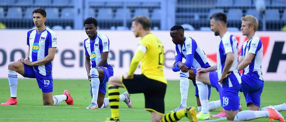 Kniefall für die gute Sache. In der Bundesliga zeigten sich die Profis zuletzt solidarisch mit der Black-Lives-Matter-Bewegung.